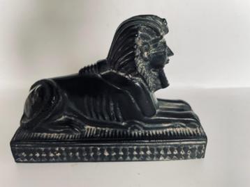 Klein zwart beeldje figuur sfinx Gizeh.. Standbeeld Egypte beschikbaar voor biedingen