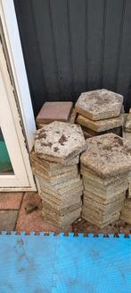 Gratis 6 hoekige tegels meerdere stapels gratis, Ophalen, Gebruikt, Terrastegels