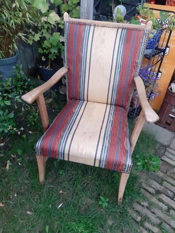 Gratis stoel ( staat al ff buiten ) gratis ophalen  beschikbaar voor biedingen