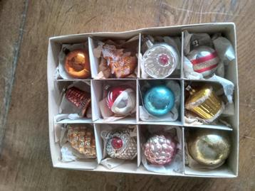 doos 52 bestaat uit 12 oude glazen kerstballen beschikbaar voor biedingen