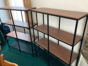 Twee stellingkasten met houten planken beschikbaar voor biedingen