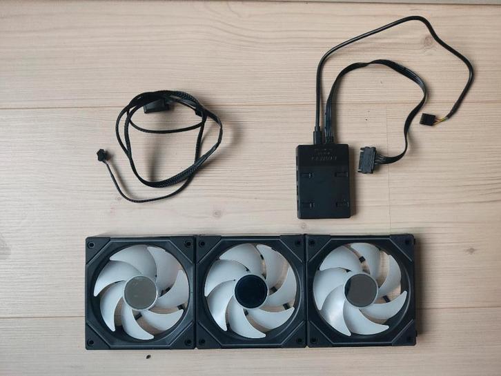 Lian Li Uni Fans SL-INF 120 + Uni hub, Computers en Software, Computerkoelers, Zo goed als nieuw, Luchtkoeling, Ophalen of Verzenden