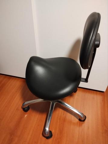 Ergonomische zadelkruk met rugleuning beschikbaar voor biedingen