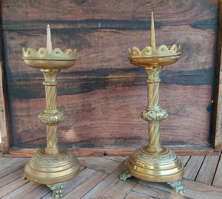 Twee gelijke antieke messing kandelaars op leeuwenpootjes, Antiek en Kunst, Antiek | Kandelaars, Koper of Brons, Ophalen of Verzenden