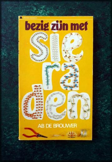 BEZIG ZIJN MET SIERADEN - Ab de Brouwer - Uitgave Het Spectr beschikbaar voor biedingen