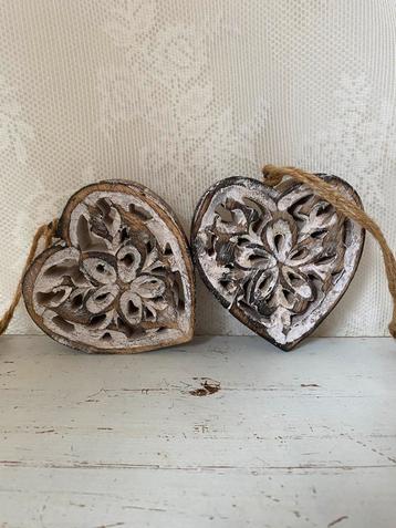 Brocante houten hartjes beschikbaar voor biedingen