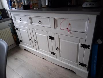 Wit buffetkastje met lades en deuren beschikbaar voor biedingen