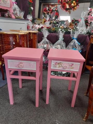 Set 2 brocante nacht kastjes  beschikbaar voor biedingen