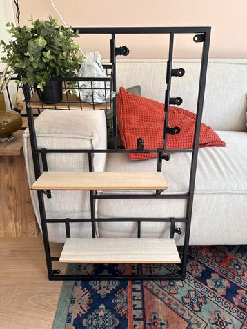 Wandrek met houten planken en clips beschikbaar voor biedingen