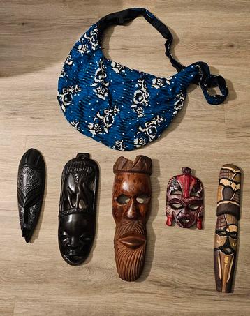 Afrikaanse maskers en tasje beschikbaar voor biedingen