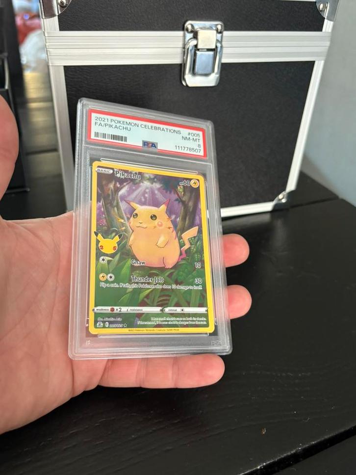 Pikachu psa 8 cel, Hobby en Vrije tijd, Verzamelkaartspellen | Pokémon, Zo goed als nieuw, Meerdere kaarten, Foil, Ophalen of Verzenden