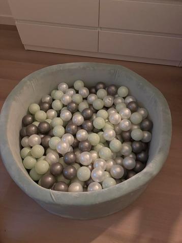 Ballenbak mintgroen met 250 ballen beschikbaar voor biedingen