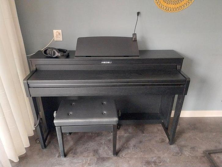 Digitale piano Medeli met kruk en koptelefoon, Muziek en Instrumenten, Piano's, Zo goed als nieuw, Piano, Zwart, Digitaal, Ophalen
