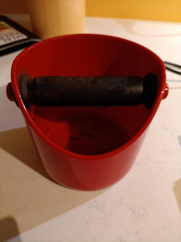 Uitklopbak koffie rood Dreamfarm, Witgoed en Apparatuur, Koffiemachine-accessoires, Zo goed als nieuw, Ophalen