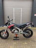 Aprilia SX 50 supermotard 2012 55km/uur origineel, Fietsen en Brommers, Ophalen, 6 versnellingen, Maximaal 45 km/u, 49 cc
