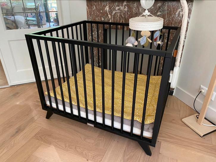 Bopita Retro box + matras + 2 boxkleden, Kinderen en Baby's, Boxen, Gebruikt, In hoogte verstelbaar, Ophalen