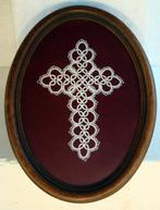 KRUIS IN BRUGSE KANT , ANTIEKE STUKKEN , MET EN ZONDER LIJST, Verzenden