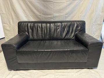Mooi, degelijk en compact zwart leren 2 zitsbankje beschikbaar voor biedingen