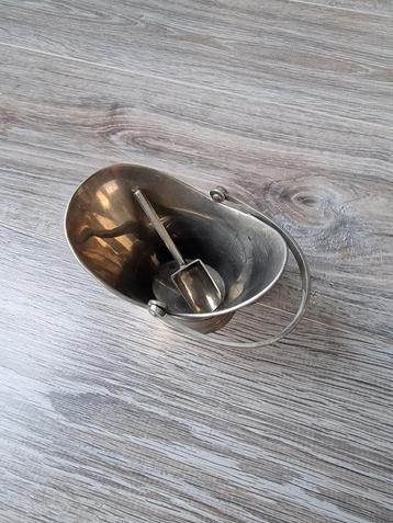 Zilveren suikerpot met schepje beschikbaar voor biedingen