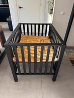 Mat zwarte babybox + Koeka okergeel kleed, zo goed als nieuw, Ophalen, Zo goed als nieuw, Rechthoekig, In hoogte verstelbaar