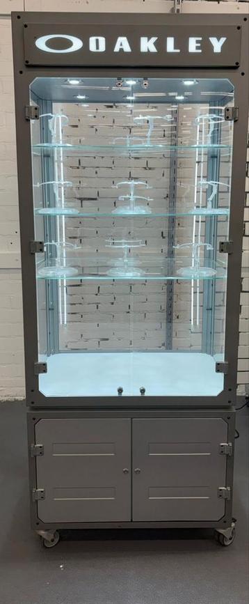 Oakley Vitrinekast met Verlichting beschikbaar voor biedingen