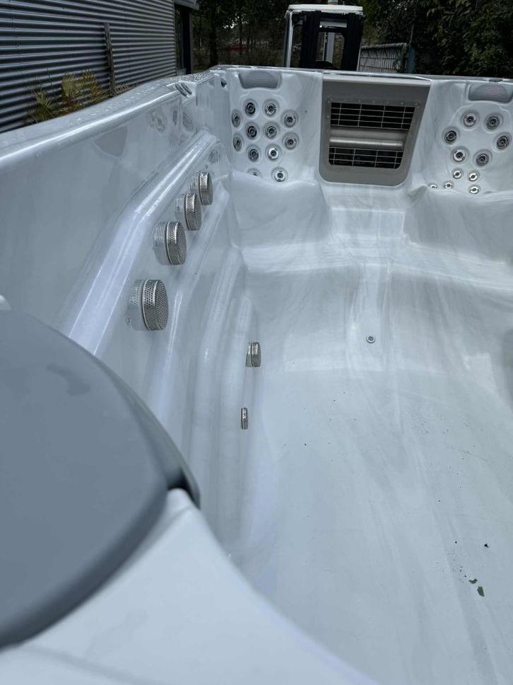 Zwemspa Wellis Made in EU inruil 3 jaar oud Dealer Garantie, Tuin en Terras, Bubbelbaden en Hottubs, Zo goed als nieuw, Vast, Afdekzeil