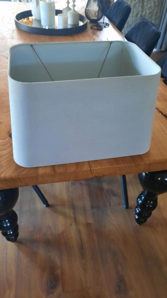 Grijze lampenkap voor staande lamp - Bijzondere vorm, Huis en Inrichting, Lampen | Lampenkappen, Zo goed als nieuw, 25 tot 50 cm