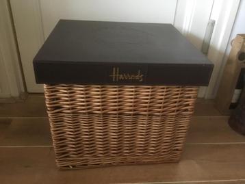 Originele Harrods rotan opbergmand. beschikbaar voor biedingen