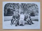 foto met gezelschap rond boom - Zwitserland rond 1900, Verzenden, Foto, Nieuw, Buitenland