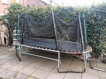 Ovalen trampoline te koop beschikbaar voor biedingen
