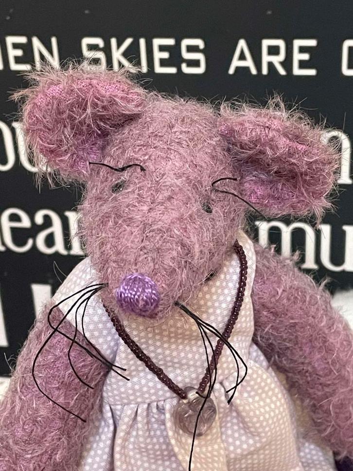 Prachtige artist mohair muis met kanten doosje, Verzamelen, Beren en Cherished Teddies, Zo goed als nieuw, Stoffen beer, Overige merken