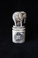 Vintage parfumflesje olifant top, Antiek en Kunst, Curiosa en Brocante, Ophalen of Verzenden