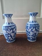 Twee Chinese blauw-witte vazen, Ophalen