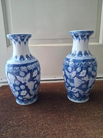 Twee Chinese blauw-witte vazen beschikbaar voor biedingen
