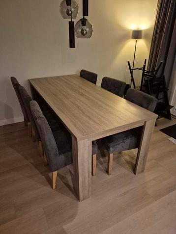 Eettafel+ stoelen beschikbaar voor biedingen