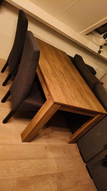 Nette Eettafel met 2 gratis stoelen  beschikbaar voor biedingen