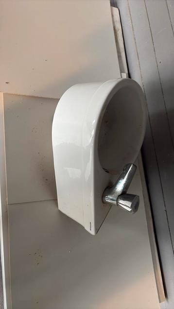 Hoek fontein wit met kraan beschikbaar voor biedingen