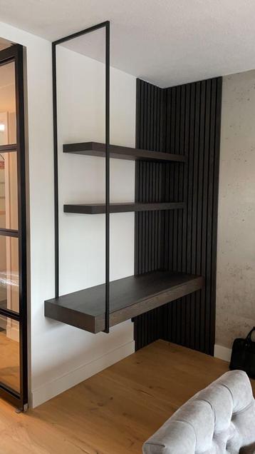 Bureau met wandplanken - Stijlvol en functioneel beschikbaar voor biedingen
