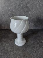 Retro witte bloempot op voet., Tuin en Terras, Bloempotten, Gebruikt, Rond, Ophalen of Verzenden, Minder dan 25 cm