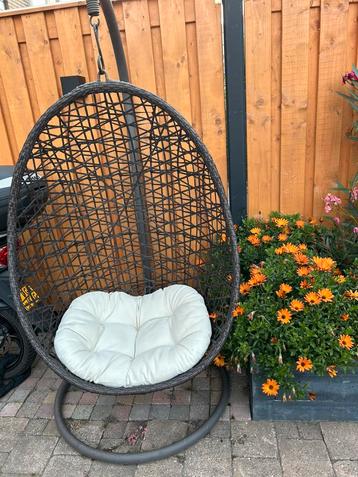 Hangende stoel of ei voor tuin beschikbaar voor biedingen