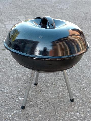 Houtskool barbecue  beschikbaar voor biedingen