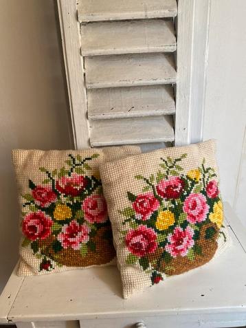 Kleurrijke geborduurde bloemen kussens beschikbaar voor biedingen