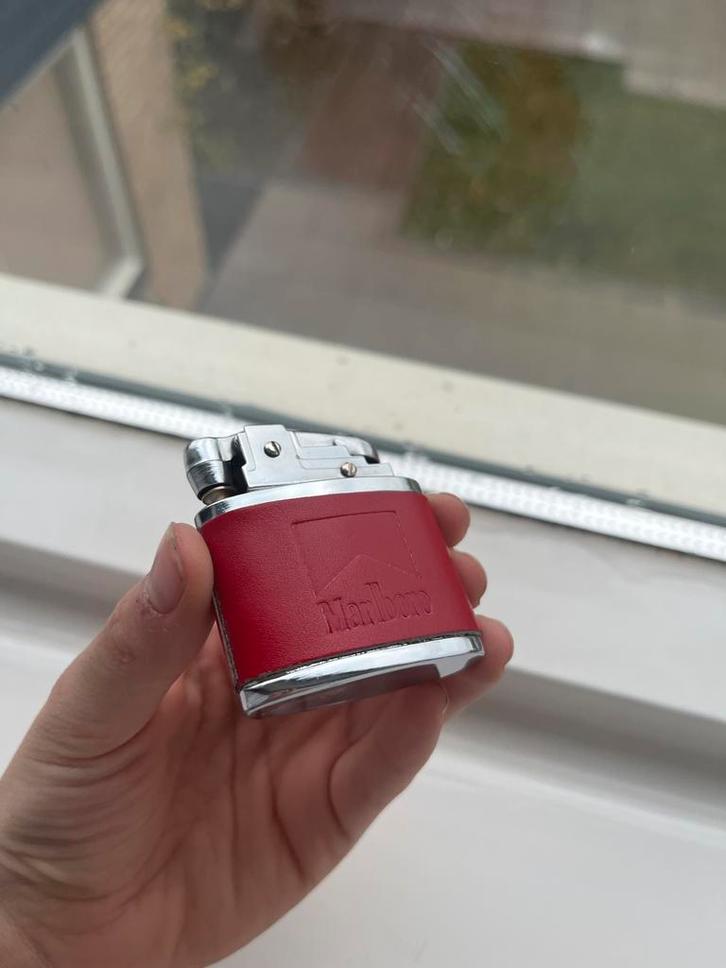 Originele Marlboro aansteker in topstaat, Sieraden, Tassen en Uiterlijk, Ringen, Nieuw, Dame of Heer, Rood, IJzer of Staal, Ophalen