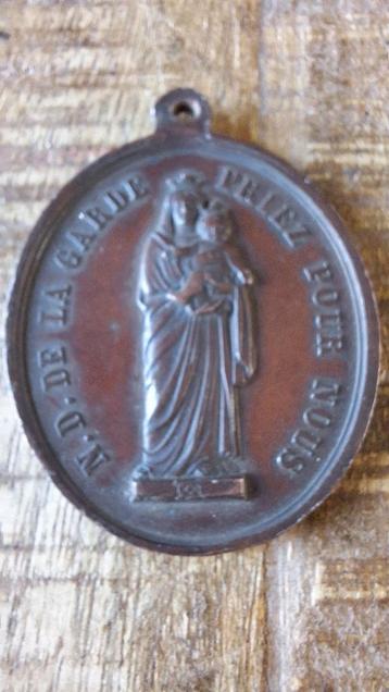 Grote antieke religieuze medaille beschikbaar voor biedingen