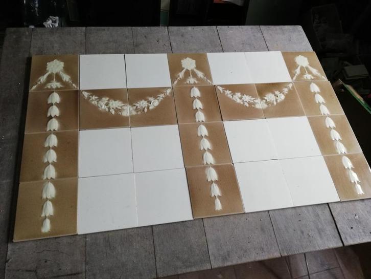 61,5hx368br Art nouveau tegelwand taupe/cremewit, tulpjes, Antiek en Kunst, Antiek | Keramiek en Aardewerk, Ophalen