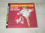 Boekje sierpoppetjes maken van stof en draad, Boeken, Ophalen of Verzenden, Gelezen, Poppen maken