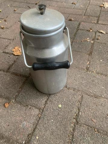Aluminium melkbusje. beschikbaar voor biedingen