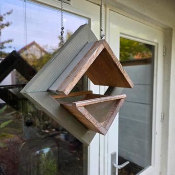 Vogelhuisje hout in goede staat beschikbaar voor biedingen