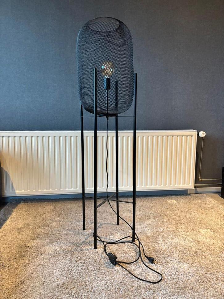 Stijlvolle zwarte staande lamp, Huis en Inrichting, Lampen | Vloerlampen, Ophalen