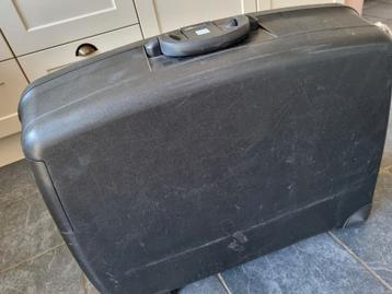 Zwarte degelijke koffer. beschikbaar voor biedingen